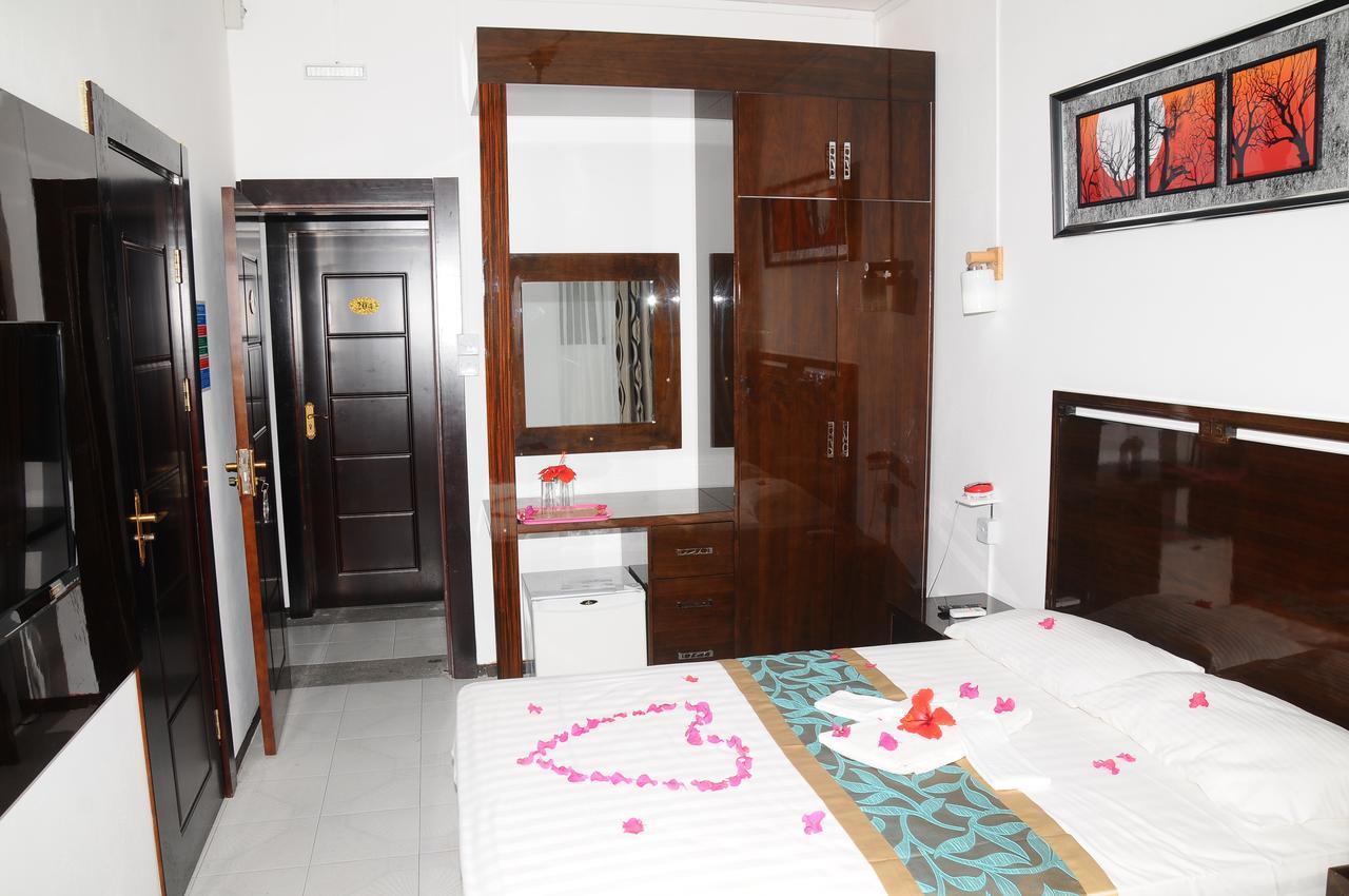 Le Flamboyant Hotel Port Mathurin Exterior photo