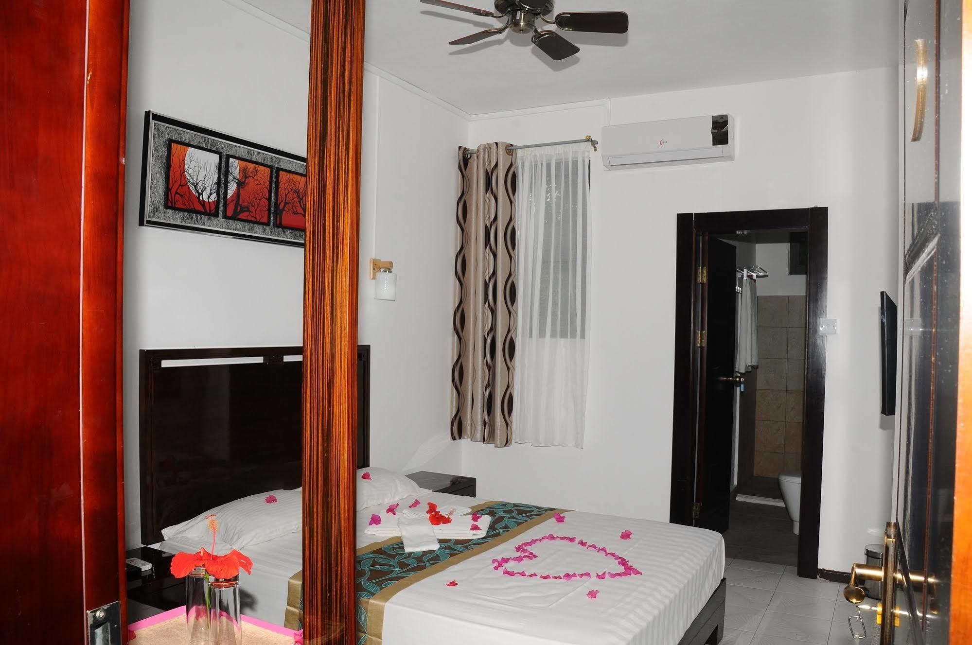 Le Flamboyant Hotel Port Mathurin Exterior photo
