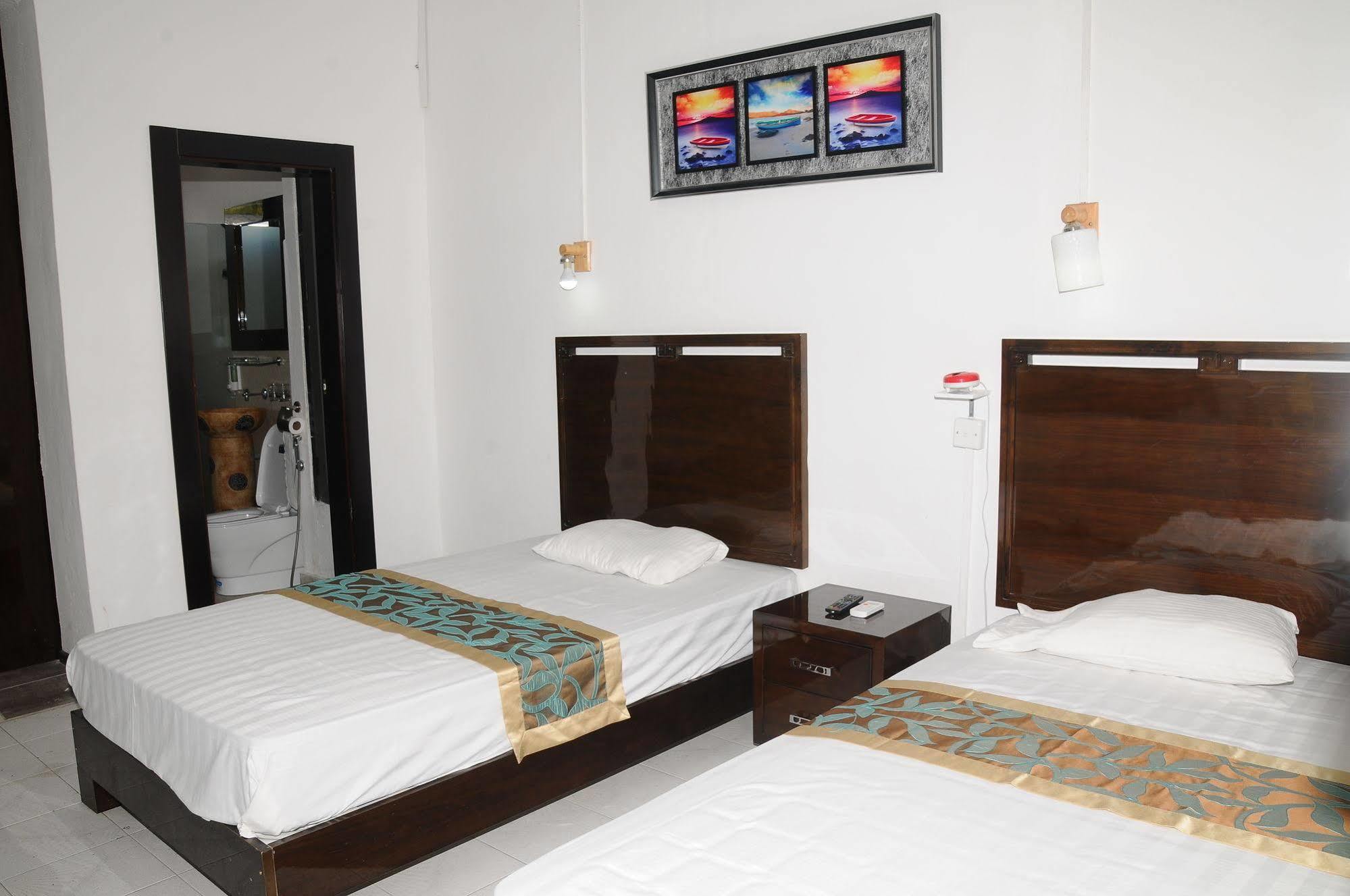 Le Flamboyant Hotel Port Mathurin Exterior photo