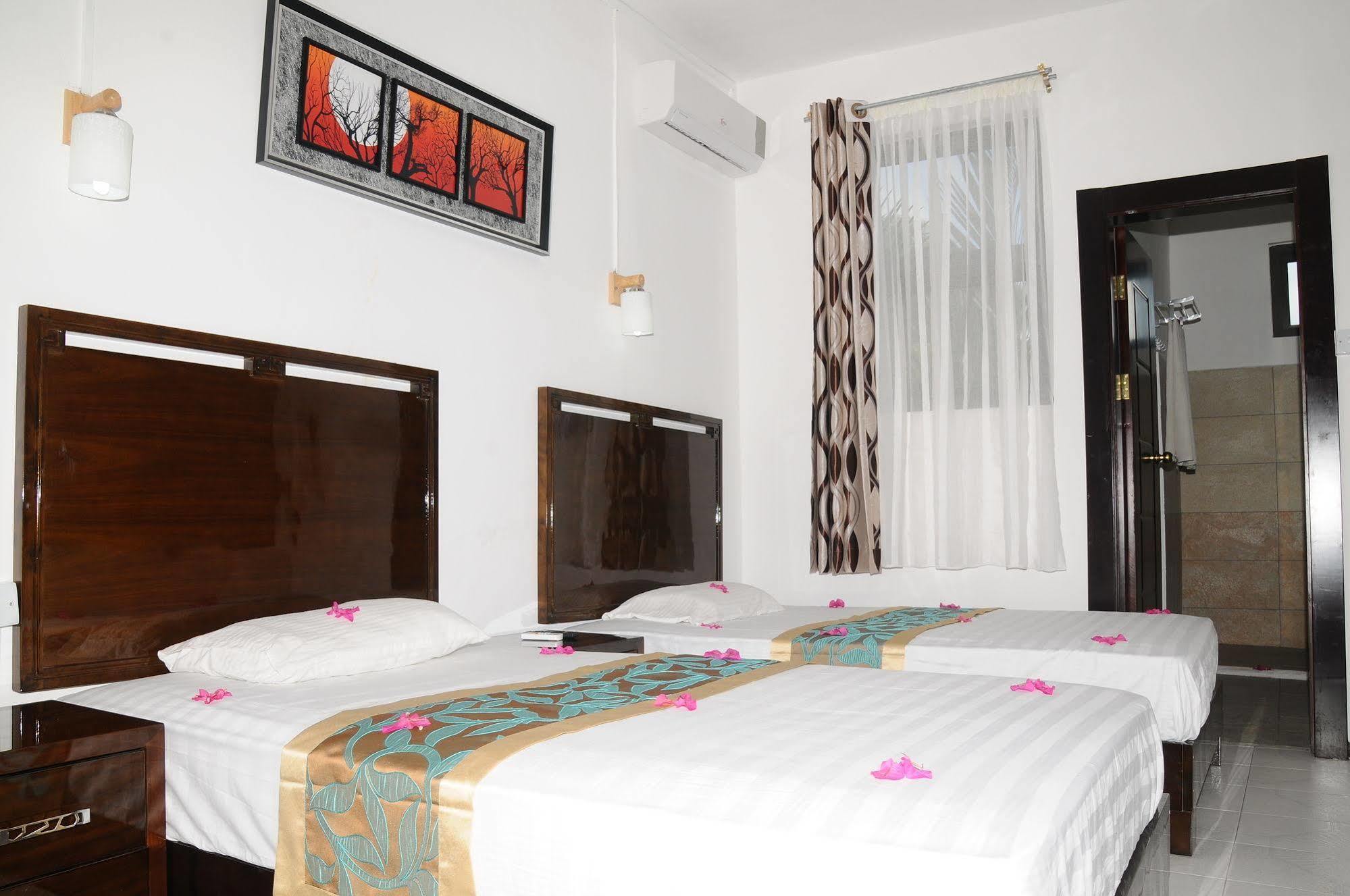 Le Flamboyant Hotel Port Mathurin Exterior photo